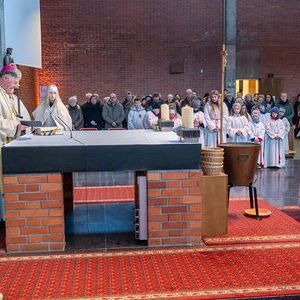 Bei einem Festgottesdienst übertrug Bischof Manfred Scheuer Pfarrer Janusz Zaba, Pastoralvorstand Christian Landl und Verwaltungsvorstand Christoph Ott ihre Ämter.