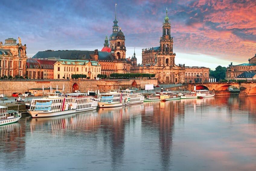 in der Elbe spiegelt sich die Silhouette von Dresden mit Abendstimmung