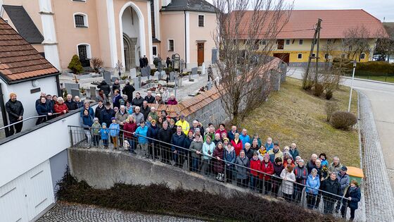 Visitation im Dekanat Kallham / © Martin Kumpfmüller Knapp 120 Pilger:innen fanden sich nach zwei Stunden Gehzeit bei der Kirche in Rottenbach zu einer Andacht mit Bischof Manfred Scheuer und den Visitator:innen ein.