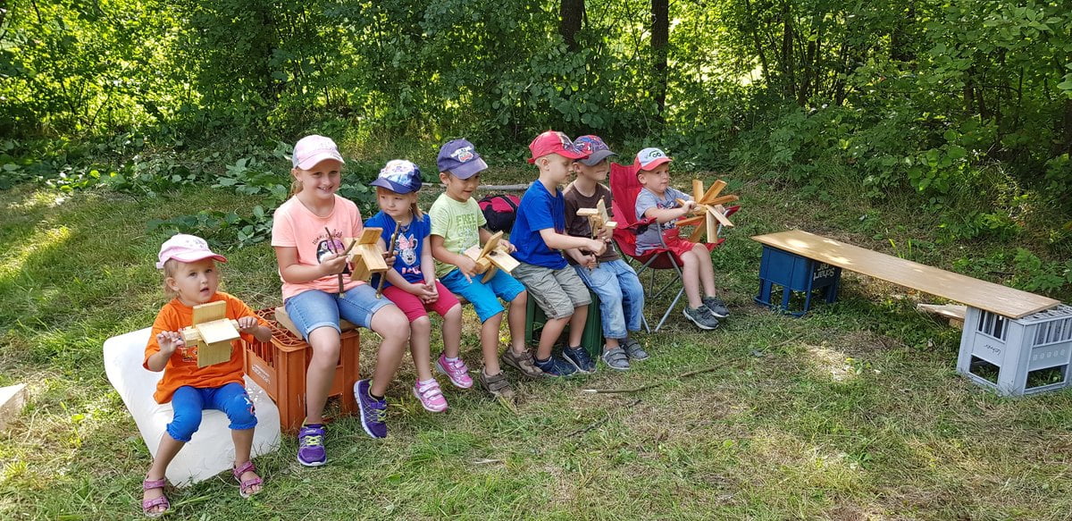 Kinder mit Wasserrädern