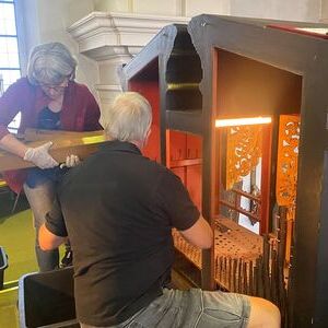 Jetzt werden die Pfeifen der Vororgel ausgebaut.