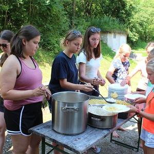 Essensausgabe am Jungscharlager - da schmeckt auch einiges, was man zuhause eher nicht mag.