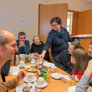 Jungscharkinder und deren Eltern luden zum Pfarrkaffee