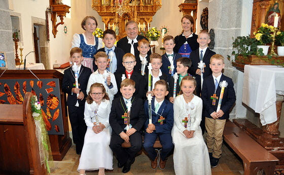 Gruppenbild mit Pfarrer