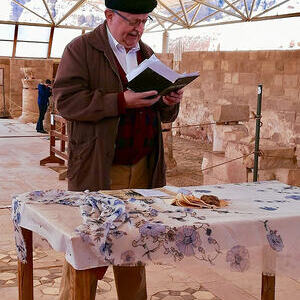 Wir lesen aus dem Buch Ruth. 'Mein Gott ist dein Gott' eine wunderbare Geschichte aus dieser Gegend. Wir brechen das Brot und feiern miteinander.