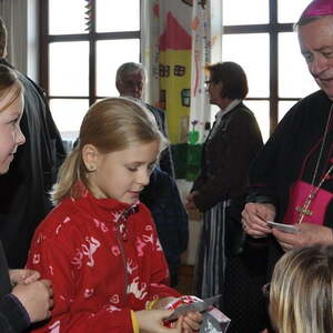 Bischof besuchte Volksschulen und Kindergarten