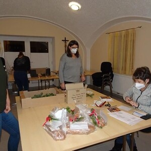 Die Pfarrcaritas der Pfarre Haibach überrascht Menschen mit kleinen Aufmerksamkeiten!