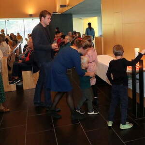 Lichterprozession und Handauflegung