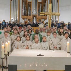 Bischof Manfred Scheuer, Pfarrer, Pfarrvorständ:innen und Seelsorger:innen mit den Ministrant:innen