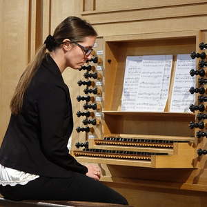 Birgit Weberndorfer an der Kögler-Orgel in der Autobahnkirche Haid