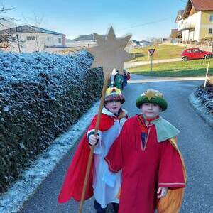 Die Sternsinger unterwegs.