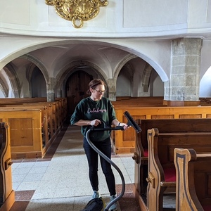Fleißige „Bienen“ beim Kirchenputz