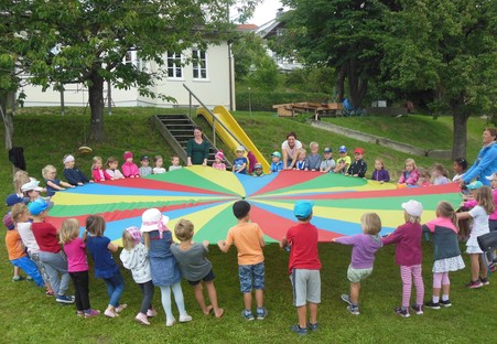 SpielmitTuch / © Kindergarten Peilstein