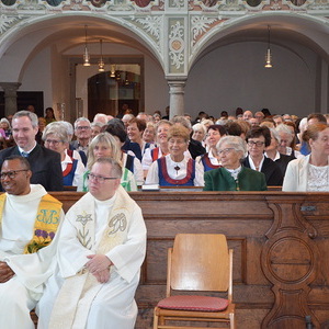 Paulius und Pfarrvikar Andreas Köck in der ersten Reihe bei den Ansprachen
