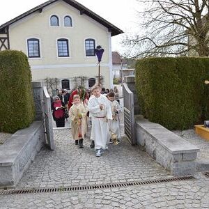 Palmweihe vor dem Pfarrheim