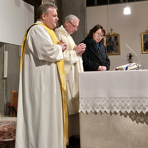 Der Pfarrvorstand führt die offizielle Einsetzung ins Amt durch