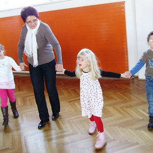 Kinder- und Seniorentanz