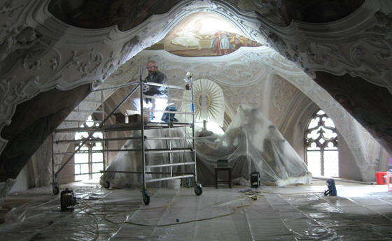 Stuck im Chorraum wird restauriert