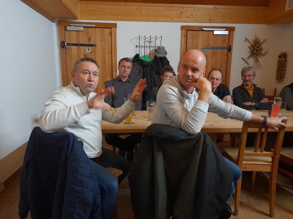 Männer diskutieren im Gasthaus Lorenzmühle in Reichnthal