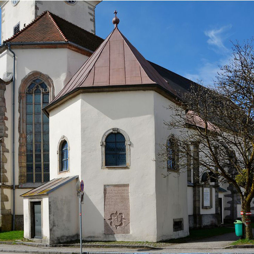 Außenansicht der Gruftkapelle in der Pfarrkirche Hellmonsödt