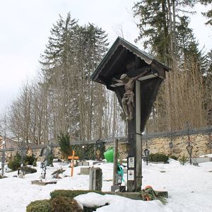 Priestergrab mit überdachtem Kruxifix