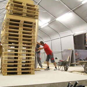 Exakte Positionierung des neuen Altars auf der Altarinsel