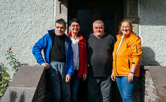 Norbert (li.) und Bruder Johannes Srobl-Mairhofer mit den Mitarbeiterinnen der Mobilen Pflegedienste, Maria Nagler (li.) und Sabine Weixler.