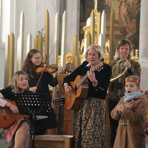 mit den Kindern des Pfarrcaritas-Kindergartens Hl. Familie