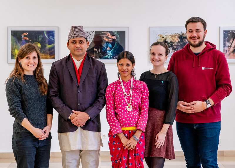 Gruppenfoto / © Diözese Linz / Johannes Kienberger Die Dreikönigsaktion, das Hilfswerk der Katholischen Jungschar, unterstützt mit den Spenden jährlich rund 500 Hilfsprojekte in Afrika, Asien und Lateinamerika. Bei der Pressekonferenz am 27. November 2024 im OÖ. Presseclub wurde anhand eines Beispiel