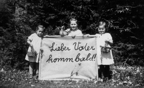 Drei Töchter Rosalia, Maria, Aloisia mit Transparent. Ostern 1943, für Franz Jägerstätter ins Berliner Gefängnis geschickt. © Erna Putz 