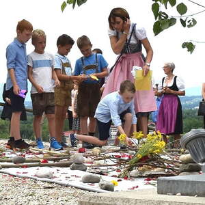 Das von den Kindern gestaltete Bild vor dem Altar zeigt unseren Weg mit Abzweigungen und Stolpersteinen des Lebens. Jesus begleitet uns aber über diese Stolpersteine hinweg. Kinder haben dieses Bild gestaltet und es soll uns im Glauben stärken.
