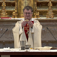 Am Gründonnerstag steht die Einsetzung der Eucharistie durch Jesus im Mittelpunkt. 