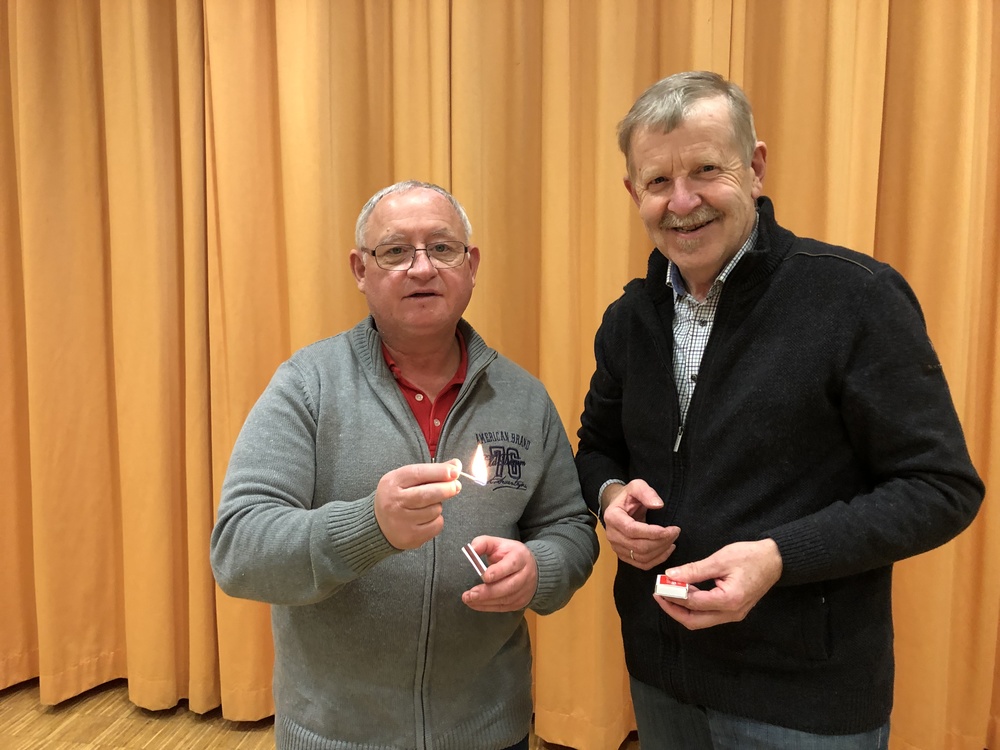 links im Bild Michael Alber, der neue Kassier und rechts im Bild Fritz Kaltenbööck, der neue Dekanatsobmann von Windischgarsten
