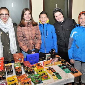 Unsere Firmlinge verkaufen FairTrade Ware aus der 3. Welt