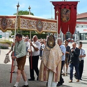 Priester mit Allerheiligstem unter dem Himmel