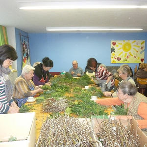 Palmbesen binden im Pfarrhof