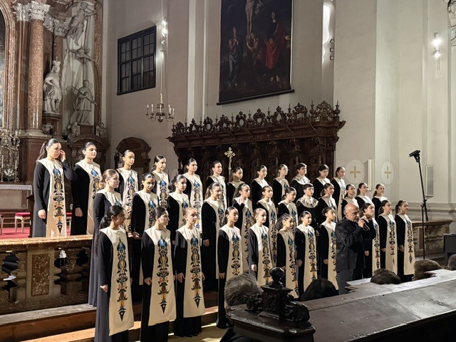 Chor mit Kindern und Erwachsenen in historischer Kirche in Wien, Österreich.