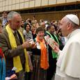 Für die Delegation der über 90 österreichischen Cursillistas überreichten Christine Koptik, Christian Plankensteiner und Cristina Gawlas Papst Franziskus „süße Grüße“.