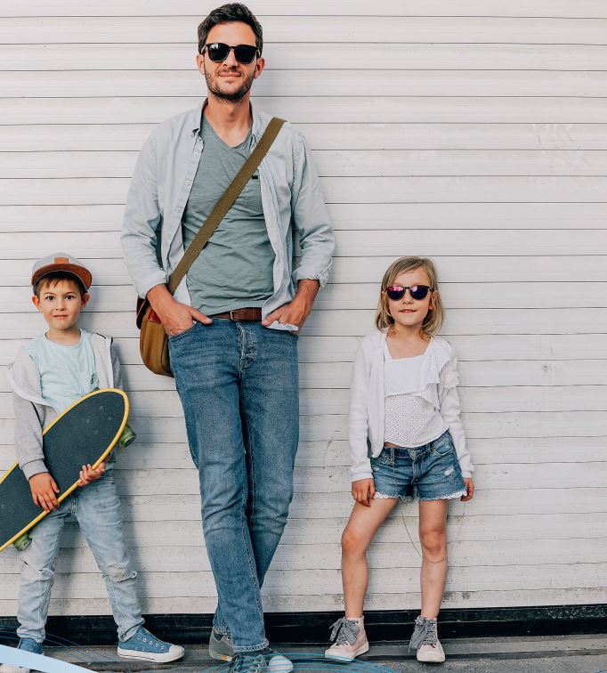 Zwei Kinder und ein Mann als Symbolbild einer Teilfamilie