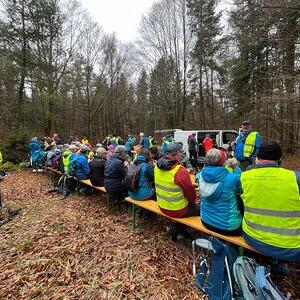 Weißwurst und Bier im Wald