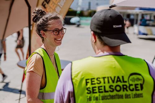 Victoria König, Festival-Seelsorgerin, und ihr ehrenamtliches Team haben ein offenes Ohr für die Anliegen des Festival-Publikums.