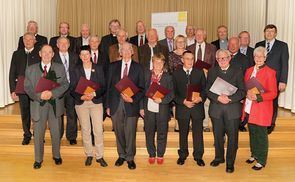 Die Geehrten mit Bischof Manfred Scheuer, Generalvikar Severin Lederhilger und Ordinariatskanzler Johann Hainzl.