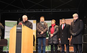 Bischof Ludwig Schwarz und die anderen Redner bei der Kundgebung auf der Bühne am Linzer Hauptplatz.