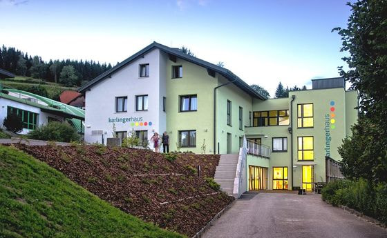 Das moderne Jugend- und Familiengästehaus Karlingerhaus in Königswiesen