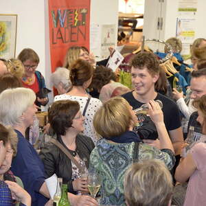 MODENSCHAU und Informationen über ökologisch und fair hergestellte Kleidung 