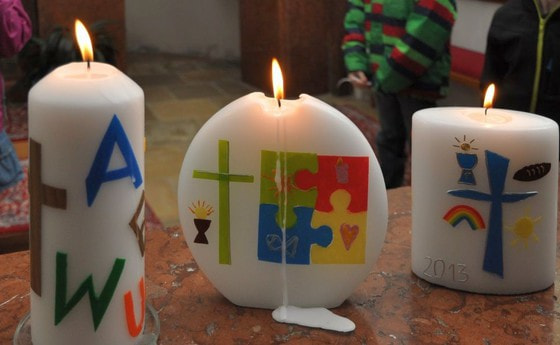 Kerzen der Erstkommunionkinder