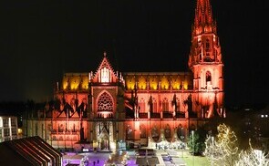 Gegen Gewalt an Frauen: Gebäude leuchten in orangem Licht