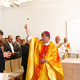 Bischof Manfred Scheuer segnet die Kapelle und die Mitfeiernden.