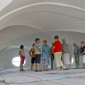 Besichtigung der Baustelle am Gerüst