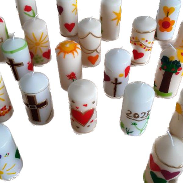 Firmlinge verzieren Kerzen für ältere Menschen